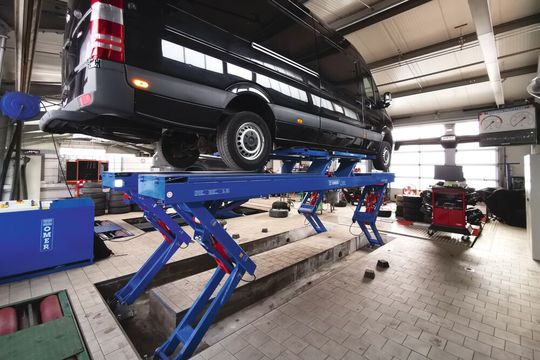 Mit einer Hebebühne aus der Kar-Baureihe ist auch ein Sprinter mit langem Radstand schnell radfrei angehoben.(Bild:  Holz/»kfz-betrieb«)