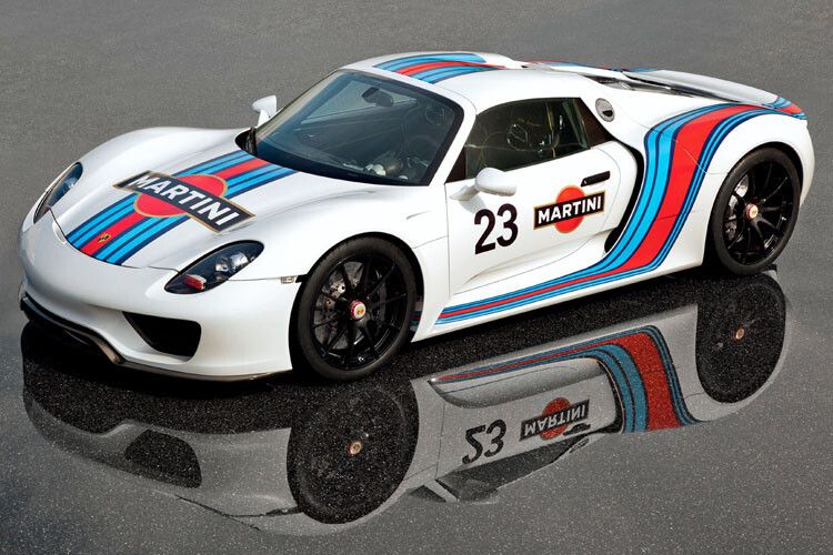Den Spurt von 0 auf 100 km/h erledigt der Martini-Porsche in 3,2 Sekunden. Für die Kraftübertragung ist ein Siebengang-Doppelkupplungsgetriebe zuständig. (Foto: Porsche)