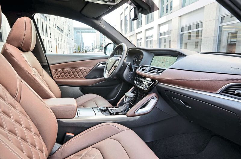 Es gibt mehrfach verstellbare und beheizbare Ledersitze im Rhombendesign. (Bild: Borgward)