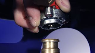 Der Adapter des Conneo-Systems ist griffig und passt zu allen handelsüblichen Staplern. (Bild: Westfalen)