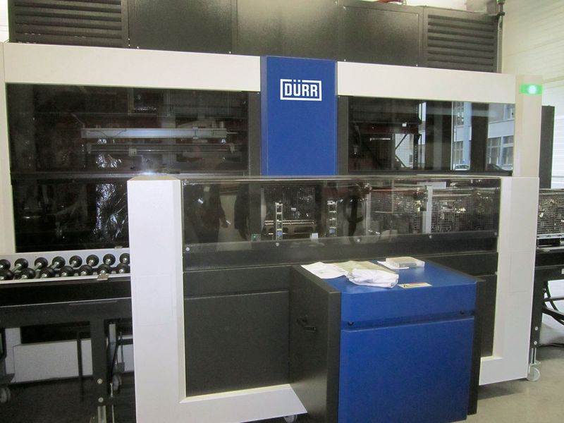 Das teilespezifische Reinigungsprogramm wird automatisch durch einen Barcode ausgewählt. Durch die grosse Teilevielfalt bei SFS Intec sind in der Anlagensteuerung 50 Programme hinterlegt. (Bild: Dürr Ecoclean)