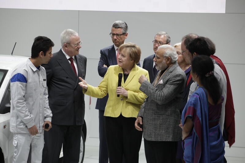Rundgang zum Auftakt der Hannover Messe 2015: Kanzlerin Merkel und Indiens Premierminister Modi bei VW (Bild: Michael Heck)