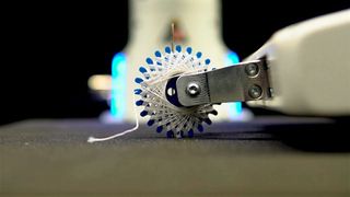 Ein Pilotprojekt an der TU Darmstadt soll jetzt die sogenannte visuelle Roboterprogrammierung (VRP) marktreif machen, bei der Roboter durch Blickkontakt ihren Job lernen. Was die VRP vor allem für die Zukunft von KMU bedeutet, erfahren Sie in diesem Beitrag.  (Telekinensis)