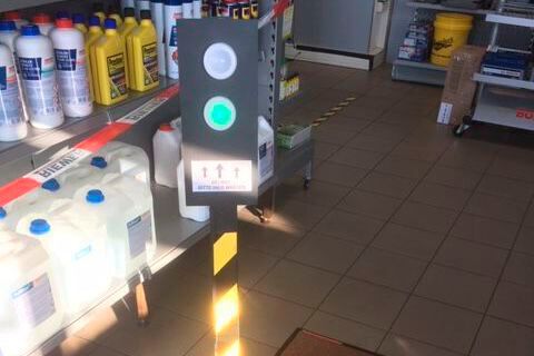 Ebenfalls mit einer Ampel regelt der KFZ.Betrieb H.W. Riewer in Bitburg den Einlass seiner Kunden.  (Bild: H.W. Riewer GmbH)