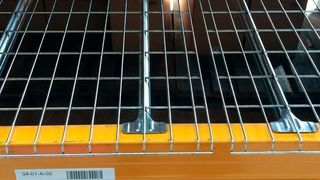 Die Gitterböden von Lagertechnik Hahn & Groh verfügen über Traglasten von bis zu 1 t je Gitterrost. (Bild: Delta Shelving Systems)