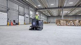 Zwei Antriebsoptionen – Bleisäure-Batterien oder leistungsstarke Lithium-Ionen-Technologie – bieten Flexibilität in der Großflächenreinigung.  (Bild: Nilfisk)