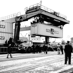 Bremen, Überseehafen, Mai 1966: Erstmals wird ein Container in Deutschland entladen – die Geburtsstunde des Containerumschlags in den Bremischen Häfen.