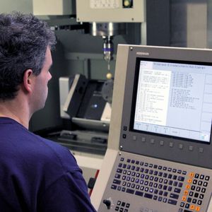 Die Heidenhain-CNC vom Typ iTNC 530 ist eine hochwertige Steuerung, die speziell die 5-Achs-Bearbeitung mit zahlreichen Funktionen unterstützt.