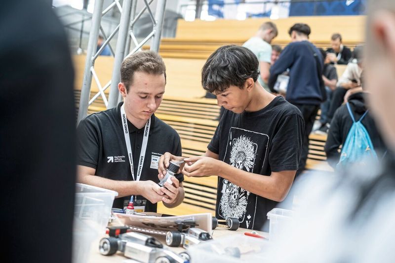 Die diesjährige AMB rückt die Fachkräftesicherung in den Fokus. Mit einem umfangreichen Rahmenprogramm werden Nachwuchstalente und Innovationen gefördert. Highlight der Messe ist der neue AMB Award, der herausragende Produkte und Technologien in der Branche würdigt. (Bild: Landesmesse Stuttgart GmbH)