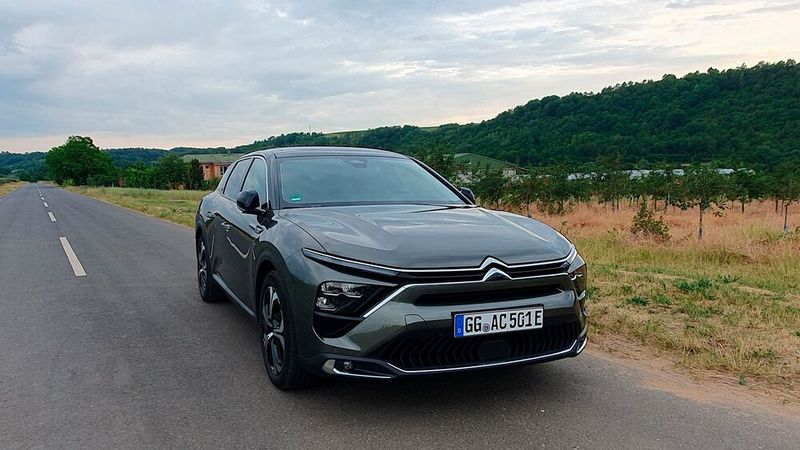 Besonders in dunklen Außenfarben sieht der C5 X von vorn schon etwas furchteinflößend aus. Dabei schlummert in ihm eine zutiefst friedliche Seele. (Bild: Mauritz – VCG)