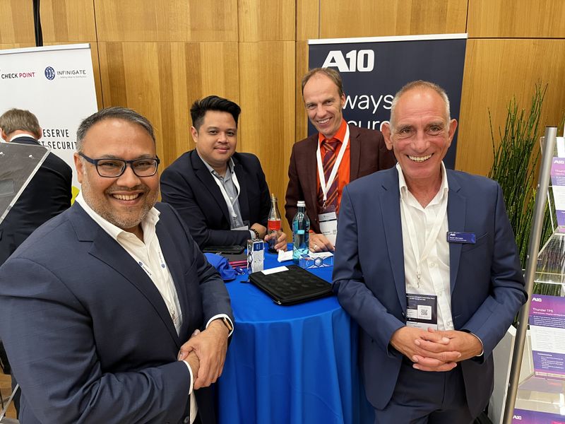 Eine gut gelaunte Truppe sind Sharjeel Alvi und Hung Nam Dang, A10 Networks, Arne Fischer, Westdeutsche Lotterie, und Ralph Skoruppa, A10 Networks. (IT-BUSINESS)