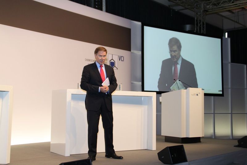 Ulrich Meyer, bekannt aus der SAT1-Sendung Akte 2012, moderiert die Veranstaltung in Essen. (Bild: Ernhofer)