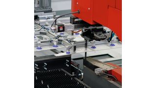 2000 Einpressungen pro Stunde: Durch den Roboter sind unterschiedliche Einpressungen auf beiden Seiten des Werkstücks in einem Arbeitsschritt möglich. (Bild: Hans Eberle)