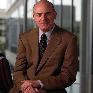 Nach 40 Jahren in der Automatisierungstechnik und davon 33 Jahre bei Emerson Process Management gibt John Berra die operative Führung des Unternehmens ab, um sich wieder verstärkt mit F&E sowie Kundenapplikationen zu beschäftigen.