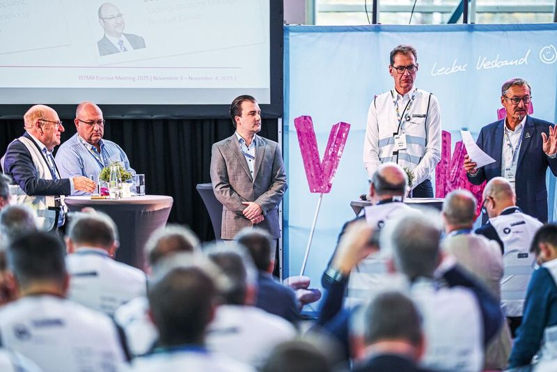 In den «Automotive Expert Talks» diskutierten Vertreter der Automobilindustrie unter der Moderation von Stephan Berz (r.) und Prof. Thomas Seul (l.) die Anforderungen an den Werkzeugbau. Als Experten waren Jakob Manhart für Lucid Motors (M.), Dr. Andreas Blankl (2. v. r.) für Brose und Jean-Brice François (2. v. l.) für Renault vor Ort. (Bild: VDWF)