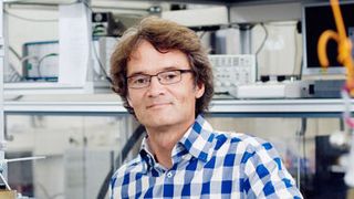 Gespeichertes Licht: Professor Halfmann hat es zusammen  mit seinem Team geschafft, Licht für eine Minute zu speichern (Bild: Katrin Binner)