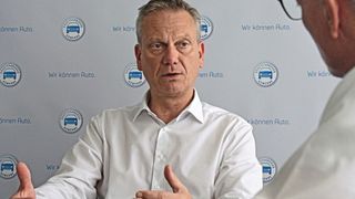 ZDK-Präsident Arne Joswig fordert im Vorfeld zum Wirtschaftssgipfel konkrete Maßnahmen zur Belebung der Automobilkonjunktur. (Bild: Axel Vogel)