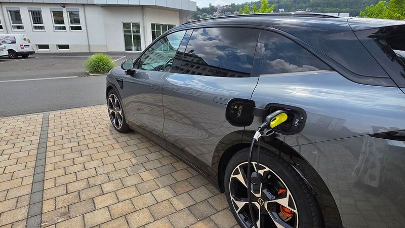 6. Die Reichweite und das Laden: Beides sind klare Stärken des Zeekr 7X. Die WLTP-Reichweite von 543 Kilometern kommt der realen Reichweite sehr nah, zumindest bei den getesteten E-Auto-freundlichen Temperaturen. Bei sachter Fahrweise sind knapp 500 Kilometer mit einer Akkuladung möglich, 450 Kilometer schafft der Zeekr bei Autobahnfahrten. Die Planung der Ladestopps über das zentrale Display klappte gut. Dank 800-V-Technik spielt das SUV seine Stärke an Schnellladesäulen ganz besonders aus: Für das Laden von 10 auf 80 Prozent braucht es an einer 360-kW-Ladesäule im Optimalfall  nur knapp 15 Minuten. Es ist tatsächlich beeindruckend zu beobachten, wie schnell das Auto Strom zieht – selbst wenn der Akku noch zur Hälfte geladen ist, fließen noch deutlich über 200 kW. An AC-Säulen sorgt der serienmäßige 22-kW-Bordlader ebenfals für überschaubare Ladezeiten. 5,5 Stunden sind es bei 22 kW-Ladeleistung, 10,5 Stunden bei 11 kW. (Bild: Mauritz – VCG)
