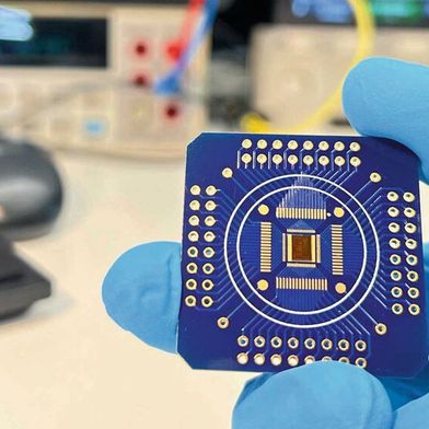 Kamerasensor signiert Aufnahmen: Er ist noch ein Prototyp, der die technische Machbarkeit demonstriert. (Bild: Caroline Arndt Foppa / ETH Zürich)