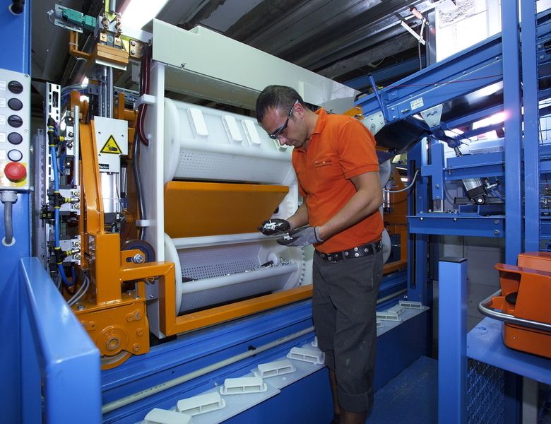 Erste Sichtkontrolle der Fertigteile an der automatische Trommelbe- und -entladestation. (Archiv: Vogel Business Media)