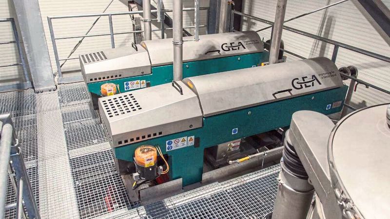 Zwei GEA Sludge Decanter Pro, die sich durch eine hohe g-Zahl und hohe Drehzahlen auszeichnen, in einer PET-Recycling Anlage. Durch den Einsatz von Dekantern können wertvolle Ressourcen in den Prozesskreislauf zurückgeführt werden. Dadurch verringert sich die Menge an benötigtem Frischwasser und nachgelagerte Anlagen werden geschont. (Bild: GEA)