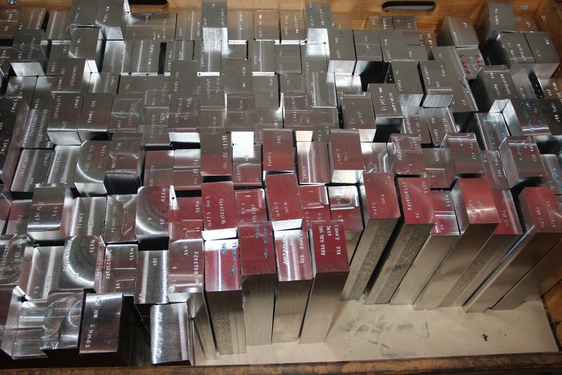 Referenzstücke werden aus den Blöcken herausgesägt und mit Nummern versehen, für die Rückverfolgbarkeit der Qualität. Sollten Probleme mit dem Material auftreten, hat man Zugriff auf das Rohmaterial. (Bild: Sonnenberg)