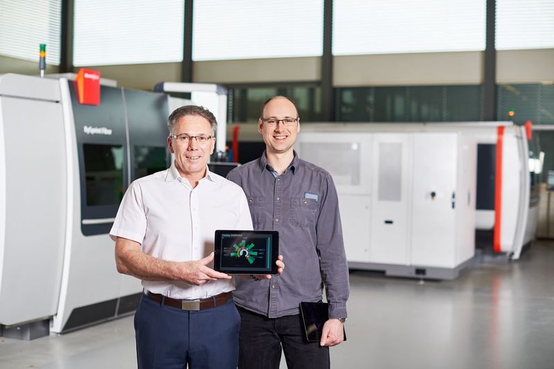 Echtzeit-Informationen aus der Fertigung so einfach erhalten wie Wetterdaten auf dem Smartphone. Die IT-Spezialisten Markus Flury (links) und Thomas Salzmann sind die führenden Köpfe hinter der Entwicklung der neuen App ByCockpit. (Bild: Manuel Stettler)