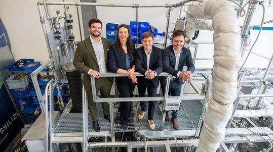El equipo fundador de Cyclize en la planta piloto de Stuttgart (de izquierda a derecha): Domnik Novakovic (director financiero), Maike Lambart (directora general), Jan Stein (director de operaciones) y el Dr. Stephan Renninger (director técnico)(Imagen: Jens Volle / Cyclize)
