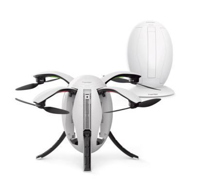 Quadrokopter PowerEgg: Das PowerEgg ist ein eiförmiger Quadrokopter mit 4K-Kamera – und seine Formgebung ein echter Eyecatcher. Das Gehäuse enthält neben einem großen Propeller für stabilen Flug und mehr Kraft das Landegestell, die Arme bzw. Ausleger sowie die Motoren, die nach dem Einschalten automatisch aus dem Gehäuse fahren. Außer auf Ästhetik zielte die Entwicklung des PowerEgg auf hohe Funktionalität. So werden die Aufnahmen mit der 360-Grad-Kamera durch einen Gimbal stabilisiert, und dank spezieller Sensoren kann das PowerEgg auch indoor fliegen, Hersteller PowerVision Robot, Beijing, China. (Bild: Red Dot /  PowerVision Robot )