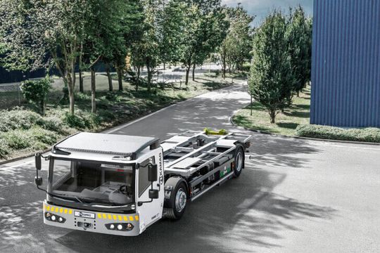 Der „ePrecisionMover“ (ePM) von TII Kamag kommt als vollständig elektrisch angetriebener Wechselbrücken-Hubwagen für Betriebshöfe mittlerweile in der 3. Generation daher.(Bild:  TII Kamag)