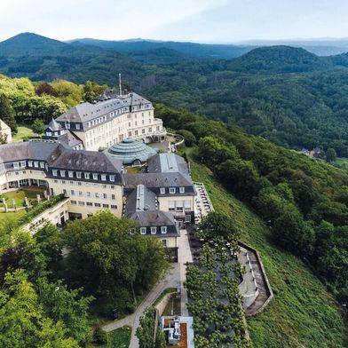 Digitale Souveränität, KI und kritische Infrastrukturen im Fokus: Der Service Provider Summit 2026 vor der geschichtsträchtigen Kulisse des Grandhotels Steigenberger auf dem Petersberg. (Bild: Werbefotografie Emme)