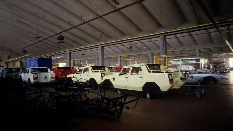 Je nach Quelle entstanden zwischen 1986 und 1992 insgesamt nur 301 bis 328 Exemplare vom „Hand-Band“. Die Karosserien ließ Lamborghini in einem Betrieb in der Nähe von Bilbao (Spanien) bauen. (Bild: Lamborghini)