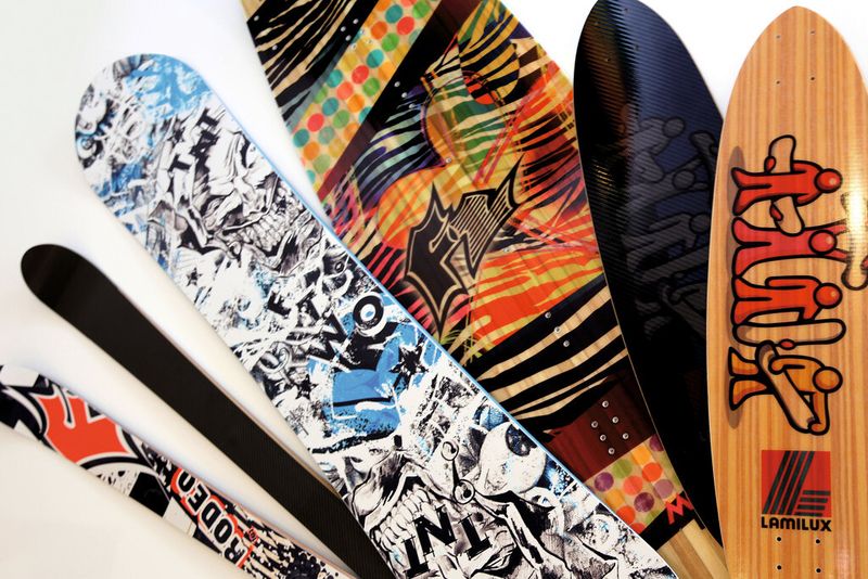 Bei der Verwendung als Obergurt von Boards oder Skiern ersetzt der Werkstoff Lamisport X-Treme mehrere Schichten der bisherigen konventionellen Herstellung. (Bild: Lamilux)