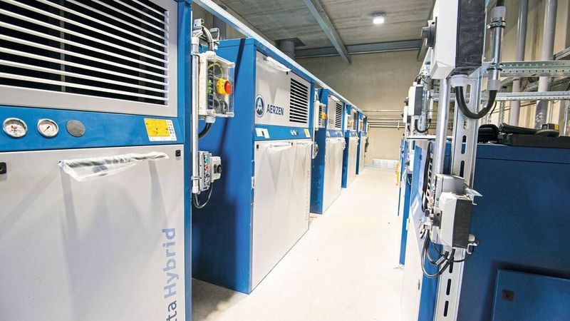 Blick in den Maschinenraum: Drei Schraubengebläse vom Typ Delta Hybrid stellen die Zuluft für den Brennprozess zur Verfügung.(Bild:  Köhler Kalk GmbH)