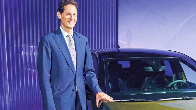 John Elkann hält bei Stellantis aktuell die Zügel in der Hand, bis der Nachfolger von Carlos Tavares benannt ist. Über das Investmentunternehmen Exor kontrolliert Elkann alle Beteiligungen der italienischen Agnelli-Familie. An Stellantis hält Exor gut 15 Prozent der Anteile – doppelt so viel wie die Familie Peugeot.   (Bild:  Stellantis)