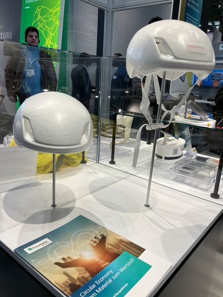 Das Fraunhofer-Institut für Chemische Technologie ICT hat einen recyclingfähigen bio-basierten Monomaterial-Fahrradhelm aus EPLA entwickelt. Im Rahmen des eineinhalbjährigen marktorientierten Projekts PIMMS entwickelte das Fraunhofer ICT in Kooperation mit Industrieunternehmen (Comfil ApS, Elas A/S, WSVK, Polyola SAS) Partikelschäume, Tiefziehfolien, Fasern und Verbundwerkstoffe, die ausschließlich aus PLA bestehen.  (Bild: VCG/Juliana Pfeiffer)