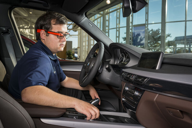 Das BMW-Werk Spartanburg testet Datenbrille zur Qualitätssicherung in der Produktion: Google Glass soll Kommunikation und Wissenstransfer bei Feinabstimmung vereinfachen. (BMW/ Fred Rollison)