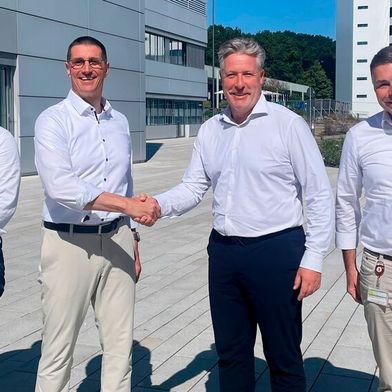 Andreas Lindemann, Geschäftsführer der Neura Mobile Robots (zweiter von rechts), schließt die Übernahme ab. Er und sein Managementteam haben umfassende Pläne für das fahrerlose Transportsystem von Bosch Rexroth. (Bild: Neura Robotics)