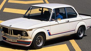 Er war ob seiner aggressiven Optik umstritten wie keine andere Weltpremiere der IAA 1973. Als erstes europäisches Serienauto mit Turboaufladung bot der BMW 2002 Turbo eine Leistungssteigerung, die heute bei Benzinern und Dieselmotoren unverzichtbar scheint. (Foto: BMW)