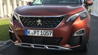 Die Front des 3008 wirkt markant, gleitet aber trotzdem nicht in die aggressive optische Großmäuligkeit vieler Marktbegleiter ab. (Holz / »kfz-betrieb«)