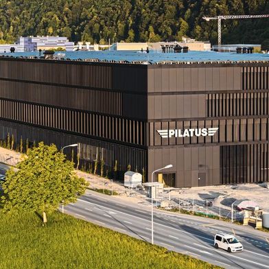 Das nach einem Schweizer Berg und nach der Farbe der lasttragenden Composite-Bauteile benannte «Schwarzhorn» vereint sämtliche Prozessschritte unter einem Dach – von der Rohmaterialanlieferung und -lagerung über die Bauteilfertigung, Detailmontage und Oberflächenbehandlung bis hin zur Lagerung und Kommissionierung. (Bild: Pilatus Flugzeugwerke AG)