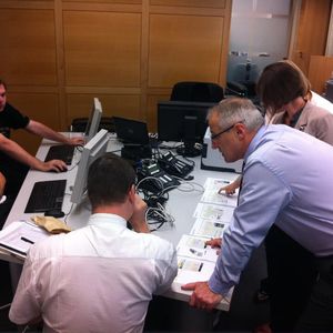 Teil des ACHEMA Daily Teams um Chefredakteur/Group Publisher Gerd Kielburger (rechts) bei der täglichen Redaktionssitzung.
