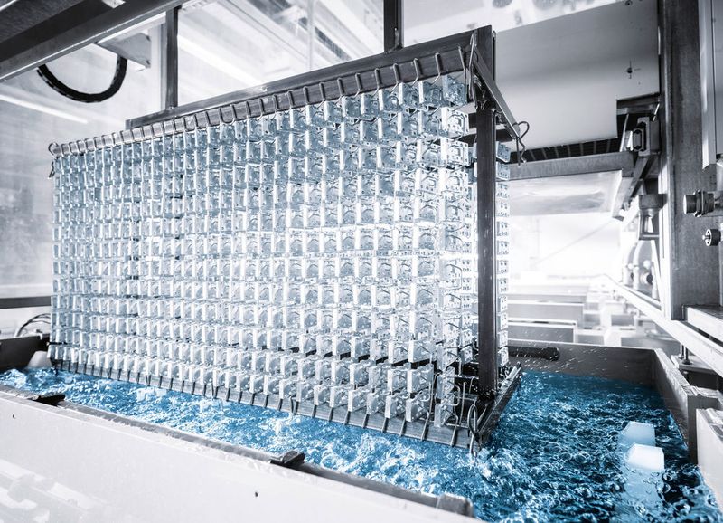 In der Galvanik werden die Oberflächen der Komponenten veredelt. (Bild: Festo)