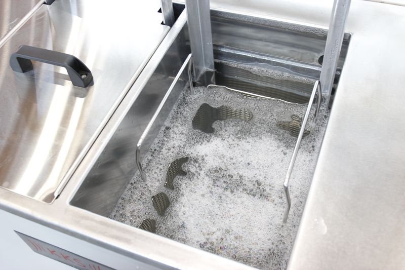 ... mit einem alkalischen Reiniger und Ultraschall werden Verunreinigungen von der Oberfläche gelöst. Danach wird der Schraubendreher mit Zitronensäure passiviert und nach der Reinigung in reinem Wasser getrocknet. (Devicemed/J. Engelke)