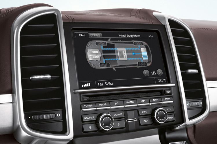 Auf dem Monitor ist der Energiefluss zu sehen.  (Foto: Porsche)