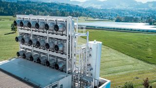 Große Absauger holen CO2 aus der Luft, damit es an anderer Stelle sinnvoll eingesetzt werden kann – etwa in Gewächshäusern.  (Climeworks / Julia Dunlop])
