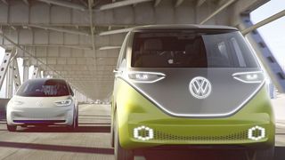 Die Studie I.D. Buzz von Volkswagen (rechts im Bild) könnte mithilfe des Projekts „gläserner Prototyp“ in wenigen Jahren zur Serienreife heranwachsen. (VW)