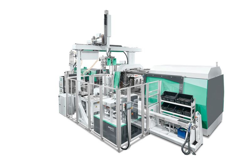 Bild 5: So sieht die flexible Turnkey-Anlage aus, die Arburg rund um den hybriden Allrounder 920 H aufgebaut hat. Auf der Fakuma 2023 fertigt das System einen Werkzeugkoffer im Arburg-Design, wobei auch auf Nachhaltigkeit viel Wert gelegt wird. (Bild: Arburg)