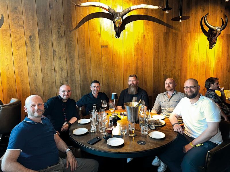 (v. l.) Markus Isenecker und Tim Hendrick Schuster (one.de), Romeo Gramaglia (Corsair), Patrick Junker und Stephen Brinkmann (Memory PC) und Tim-Markus Voß (one.de) (Bild: Vogel IT-Medien )