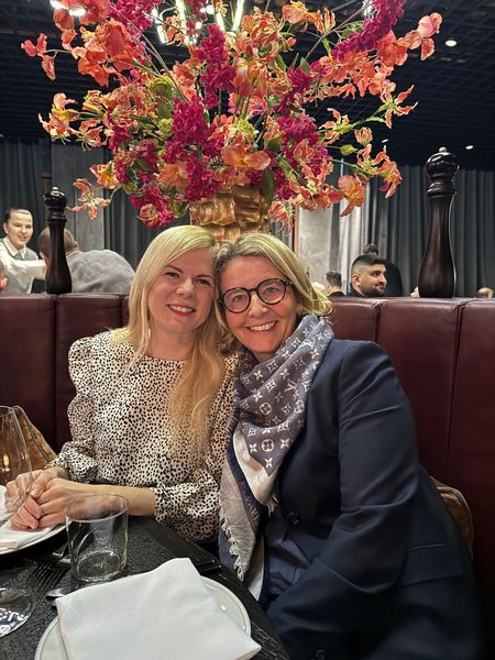 Simone Böttcher (r., ESET) und Stephanie Steen (IT-BUSINESS) genießen den asiatischen Flair beim Dinner. (Bild: Claus Uhlendorf / Eset)